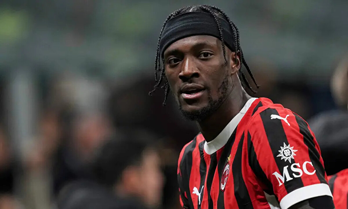 Kariyeri:<br><br>Futbola Chelsea altyapısında başlayan Tammy Abraham 2017'de A takıma yükseldi. İngiltere'de Swansea City, Aston Villa ve Bristol City takımlarında kiralık olarak forma giyen Abraham, 2021'de Roma'ya 41 milyon euroluk bonservis bedeliyle imza attı.<br> <br>Geride kalan sezonu Milan'da kiralık olarak geçiren Abraham, sezonun sona ermesiyle Roma'ya döndü. Kariyeri boyunca 430 maça çıkarken 172 gol ve 51 asist kaydetti.