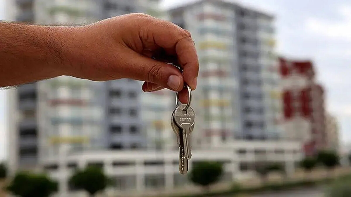 Temmuz 2025 dönemine ait kira artış oranı, Türkiye İstatistik Kurumu’nun (TÜİK) açıklayacağı Haziran ayı enflasyon verileriyle belli olacak. Hem kiracılar hem de ev sahipleri açısından mali planlamalar için büyük önem taşıyan Temmuz ayı kira zammı, Tüketici Fiyat Endeksi (TÜFE) ve Üretici Fiyat Endeksi (ÜFE) gibi ekonomik göstergelere göre belirleniyor. 1 Temmuz 2024’te sona eren yüzde 25’lik kira zam sınırının ardından, yeni dönemde kira artış oranları yeniden TÜFE’nin son 12 aylık ortalaması esas alınarak hesaplanıyor. Bu değişiklikle birlikte hem konut hem de iş yeri kira artışları enflasyon oranlarıyla daha uyumlu hale geliyor. Peki Temmuz 2025 için kira artış oranı açıklandı mı? İşte kira zammına dair güncel bilgiler ve Temmuz ayı zam oranı hesaplama yöntemi...