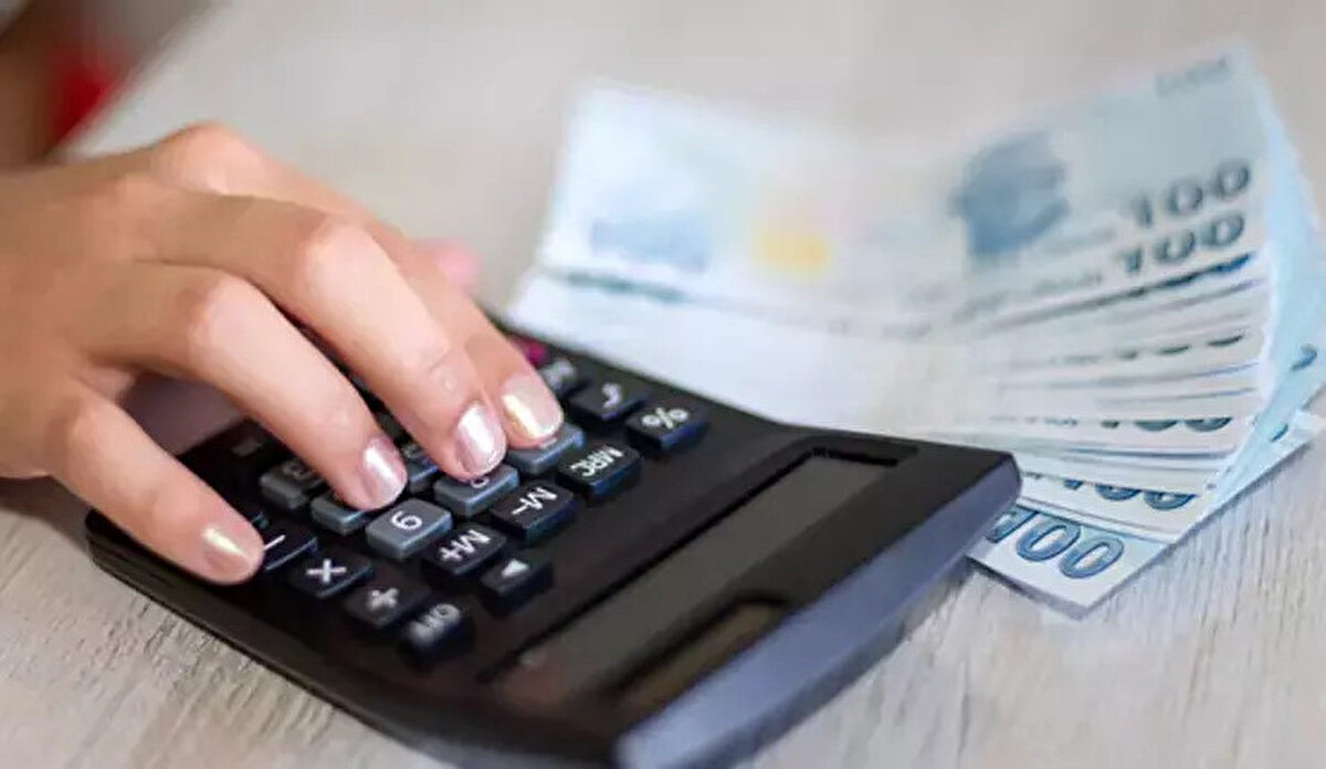 TÜFE (Tüketici Fiyat Endeksi), halkın tükettiği ürün ve hizmetlerin fiyatlarındaki değişimi yansıtırken; ÜFE (Üretici Fiyat Endeksi) ise üreticilerin maliyetlerindeki değişimi gösteriyor. 2019’daki düzenlemeyle birlikte, kira artışlarında ÜFE yerine sadece TÜFE esas alınmaya başlandı. Ancak eski tarihli bazı kira sözleşmelerinde hâlâ “TEFE-ÜFE ortalaması” ifadesine rastlanabiliyor. Bu tür sözleşmelerde de, eğer hesaplanan oran TÜFE’yi geçiyorsa, yasal sınır olarak TÜFE dikkate alınıyor.