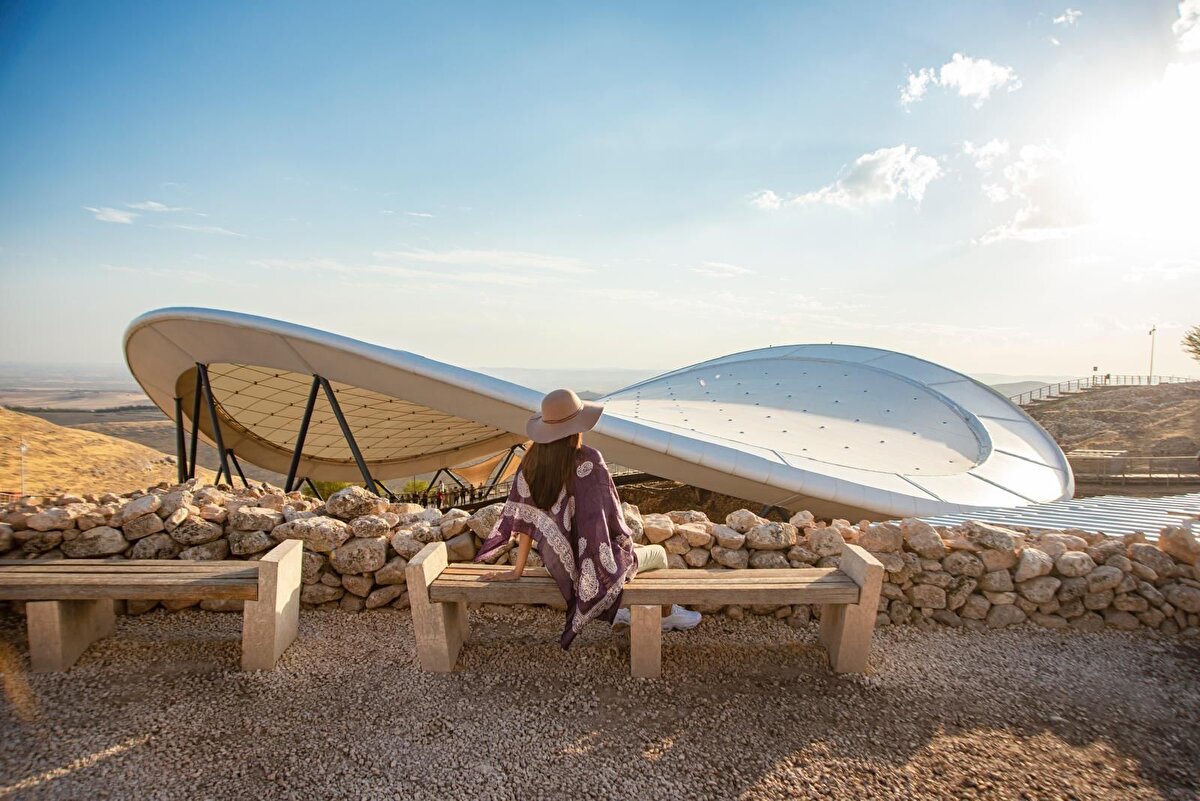 Bölgedeki bilimsel çalışmalara da aynı kararlılıkla devam eden Bakanlık, yalnızca Göbeklitepe’de değil, Taş Tepeler Projesi kapsamındaki kazıları da eş zamanlı olarak sürdürülüyor.