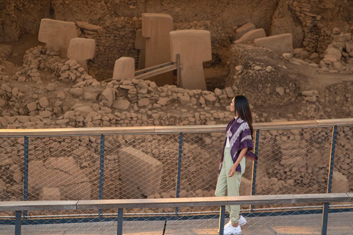 Kolezyum’da Göbeklitepe Etkisi: Taş Çağından Roma’ya Uzanan İz<br><br>Göbeklitepe, yalnızca Şanlıurfa’nın değil, Türkiye’nin kültürel diplomasi vizyonunun merkezinde yer alıyor.<br><br>Bu vizyon doğrultusunda, Roma’nın dünyaca ünlü tarihî yapısı Kolezyum’da düzenlenen “Göbeklitepe: Kutsal Bir Yerin Gizemi” sergisi de Avrupa kamuoyunun yoğun ilgisini çekti.