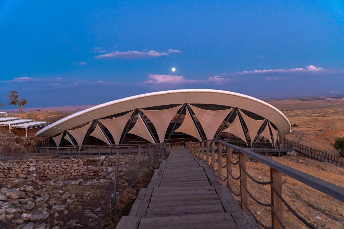 İki bin yıllık taşların gölgesinde açılan sergi, yaklaşık 6,5 milyon ziyaretçiye ulaşarak Göbeklitepe’yi uluslararası kültür sahnesinde yeniden konumlandırdı.<br>