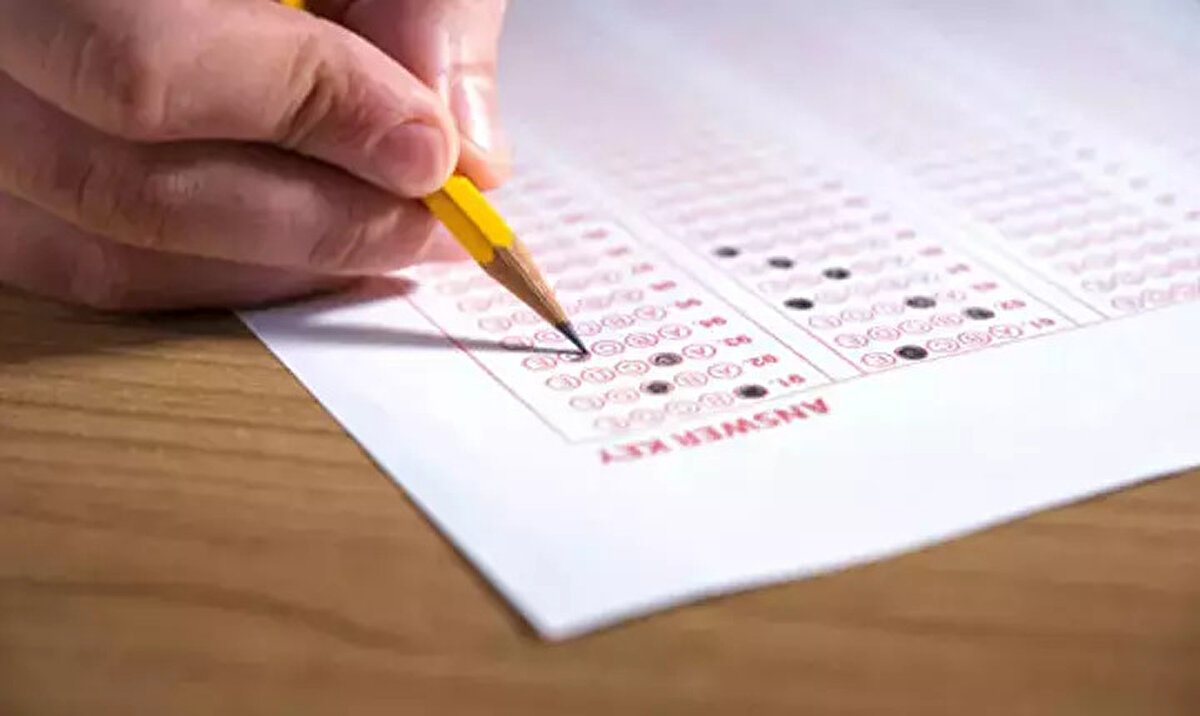 KPSS lisans başvuru ücreti ne kadar, nasıl yapılır?<br><br>KPSS Lisans sınavına başvuracak adayların her oturum için 570 TL ödemesi gerekiyor. Ödemeler, ÖSYM’nin internet sitesi üzerinden ya da anlaşmalı bankalar aracılığıyla gerçekleştirilebiliyor. Başvuru işlemleri yalnızca elektronik ortamda yapılmakta olup, elden veya posta yoluyla başvuru kabul edilmiyor.