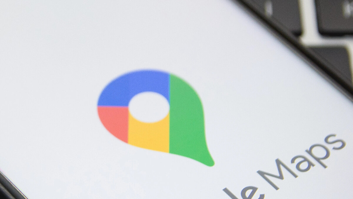 Google Haritalar’da evinizi nasıl bulanıklaştırabilirsiniz?<br><br>Evinizi Google Street View üzerinden kalıcı olarak gizlemek oldukça basit:<br><br>Google Haritalar’a girin ve ev adresinizi yazın.<br><br>Street View (Sokak Görünümü) moduna geçin.<br><br>Evinizin açıkça göründüğü bir açı yakalayın.<br><br>Sağ alt köşede yer alan “Sorun Bildir” seçeneğine tıklayın.<br><br>Açılan formda “Bu görüntüyü bulanıklaştırmak istiyorum” seçeneğini işaretleyin ve açıklama kısmını doldurun.<br>Evinizi belirgin şekilde işaretleyin ve talebinizi gönderin.<br><br>Google, başvurunuzu inceledikten sonra sizden ek bilgi isteyebilir. Onaylandığında, eviniz kalıcı olarak bulanık hale getirilir ve bir daha görünmez.