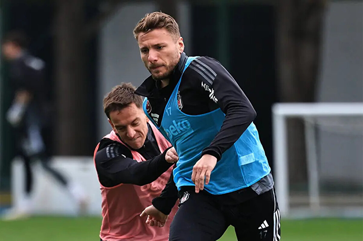 TRT Spor'da yer alan habere göre, Beşiktaş, Ciro Immobile ile yollarını ayırdı. Deneyimli futbolcunun bu gece İstanbul'dan ayrılması bekleniyor.<br>