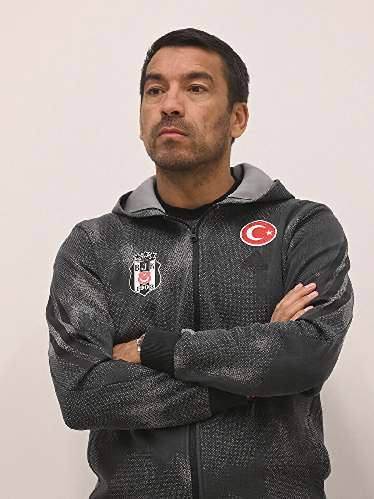 Bir dönem Beşiktaş'ı da çalıştıran Giovanni van Bronckhorst'un yeni görevi belli oldu.<br>