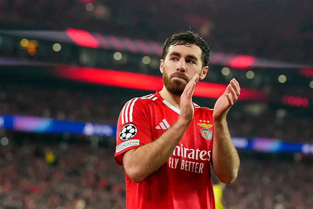 Orkun Kökçü, Benfica'yla geçtiğimiz sezon tüm kulvarlarda 51 maça çıkarken 12 gol ve 11 asistle oynadı. Milli futbolcu, FIFA Kulüpler Dünya Kupası'nda ise 4 maçta forma giyerken 2 asist kaydetti.<br>