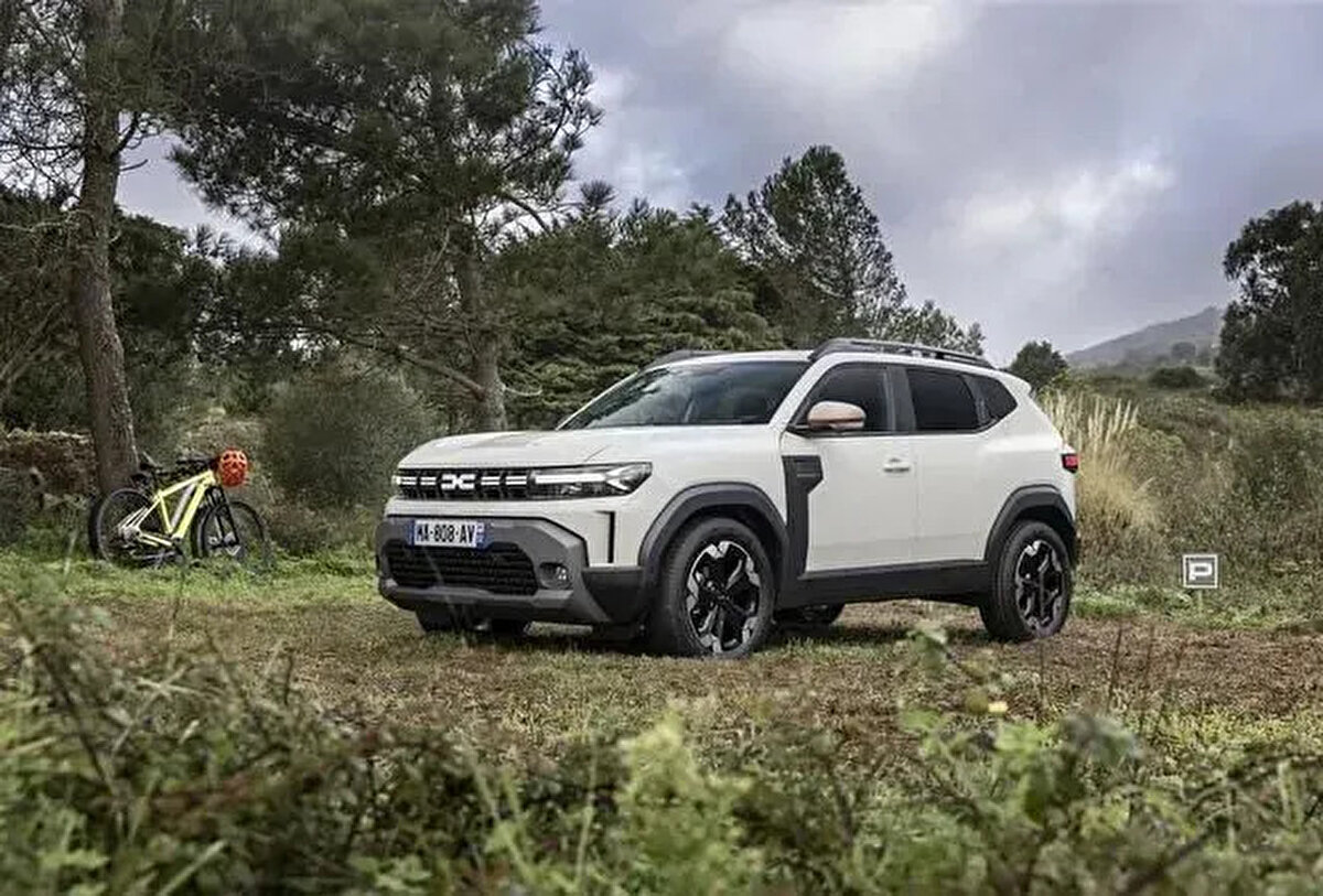 Duster ile Egea fiyatına SUV sahibi olun<br><br>Yenilenen Renault Duster, 2025 Temmuz itibarıyla zengin donanım, farklı motor seçenekleri, geliştirilmiş konfor özellikleri ve SUV segmentine göre cazip fiyatlarıyla pazarda dikkat çekiyor. Fiat Egea Cross seviyesindeki giriş fiyatıyla, SUV konforu ve teknolojisini bir arada sunan Duster, özellikle araç almak isteyenler için fırsat dolu bir seçenek haline geliyor. Kampanyalı fiyatları kaçırmamak için Renault bayilerine uğramakta fayda var.
