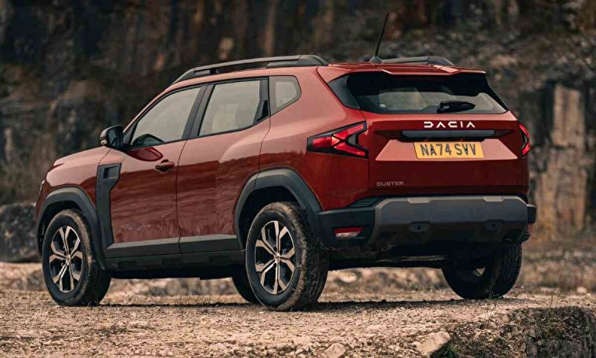 472 litrelik bagaj hacmi, geliştirilmiş süspansiyon ve konfor<br><br>Yeni Duster yalnızca motor ve teknoloji açısından değil, konfor anlamında da önemli geliştirmelerle geliyor. Aracın süspansiyon sistemi iyileştirilmiş, ses yalıtımı güçlendirilmiş ve bagaj hacmi 472 litreye çıkarılmış. Koltuklar yatırıldığında ise 1600 litreye kadar yükleme alanı elde edilebiliyor. Bu da onu aileler için ideal bir SUV haline getiriyor.