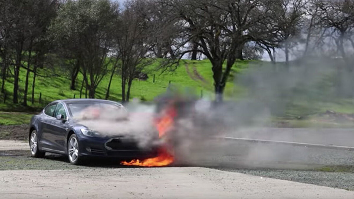 Tesla araçlarında yangın riski sanılandan daha düşük<br><br>Tesla'nın yayımladığı verilere göre elektrikli otomobillerin, içten yanmalı motorlara sahip araçlara göre daha fazla yanma riski taşıdığına yönelik iddialar gerçeği yansıtmıyor. ABD verileri baz alındığında, Tesla marka araçlar her 1,6 milyar kilometrede yalnızca 6,5 kez yangına karışırken, geleneksel araçlarda bu sayı aynı mesafe için 55’i buluyor. Bu da Tesla’nın elektrikli araçlarının, yangın riski açısından rakiplerine göre yaklaşık 8 kat daha güvenli olduğunu ortaya koyuyor.