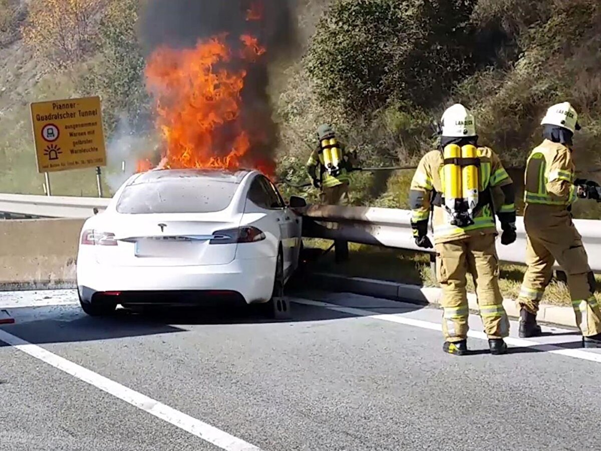 Yangınlar daha az oluyor ancak söndürmek daha zor<br><br>Her ne kadar Tesla araçlarının yanma ihtimali daha düşük olsa da, bir yangın meydana geldiğinde müdahale çok daha karmaşık olabiliyor. Elektrikli otomobillerde kullanılan lityum iyon piller, tutuşma sonrası tekrar tekrar alev alma eğiliminde. Bu da itfaiye ekiplerinin işini zorlaştırıyor. Örneğin 2024 yılında meydana gelen bir Tesla Semi yangınında, aracı söndürebilmek için 50 adet içten yanmalı aracın söndürülmesinde kullanılacak kadar su harcandığı ve itfaiye uçaklarının bile devreye girdiği bildirildi. Bu durum, elektrikli araçlarda yangın büyüklüğü ve kontrol zorluğunun dikkate alınması gerektiğini gösteriyor.