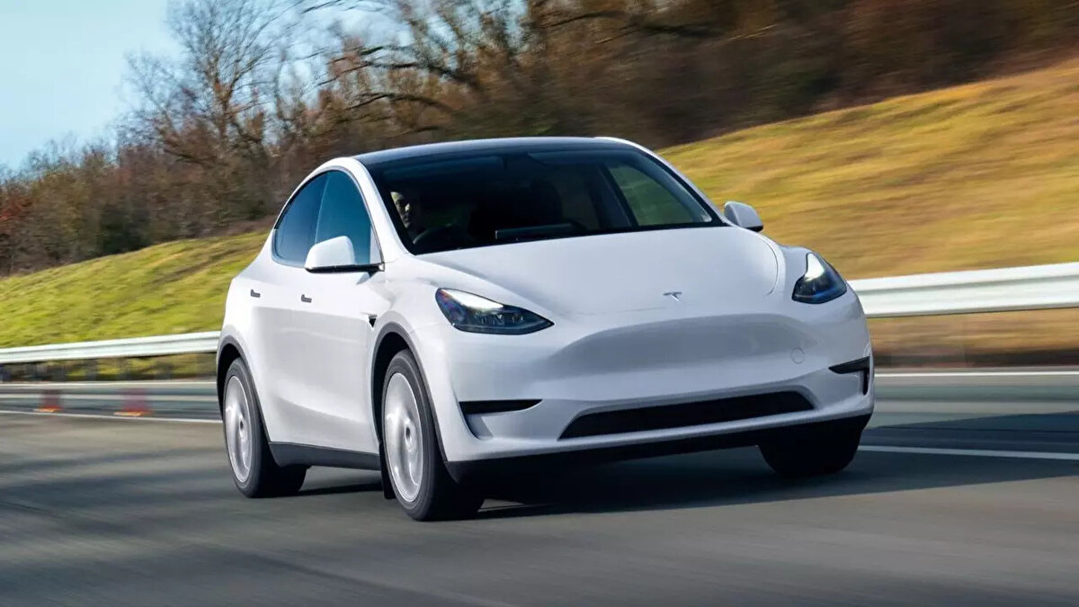 Otopilot, insan sürücülerden 10 kat daha güvenli<br><br>Raporda dikkat çeken bir diğer başlık ise Tesla'nın otonom sürüş sistemiyle ilgili oldu. Şirketin açıklamasına göre otopilot özelliği aktifken araçlar, insan sürücülere kıyasla 10 kat daha az kaza yapıyor. Tesla araçları otopilot açıkken her 10,9 kilometrede bir kazaya karışırken, ABD genel ortalaması 1,12 kilometrede bir kaza olarak kaydediliyor. Bu da otonom sistemin güvenliği artırdığını gösteriyor.