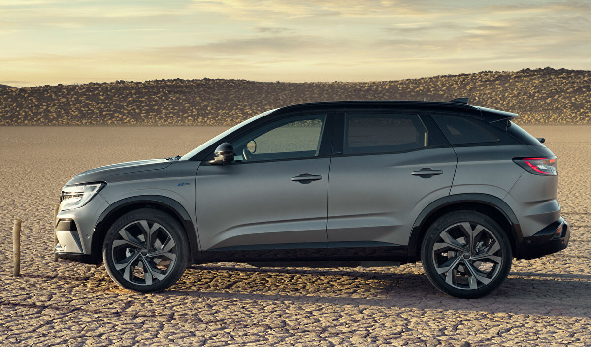 Motor: Mild Hybrid 160 HP ve Full Hybrid 200 HP seçenekleri<br><br>Donanım: Techno ve Techno Esprit Alpine paketleri<br><br>Fiyat: 2.253.000 TL’den başlayarak 2.692.000 TL’ye kadar çıkıyor<br><br>Austral, teknolojik multimedya sistemleri, geniş iç hacmi ve gelişmiş sürüş destekleri ile SUV segmentinde iddialı.