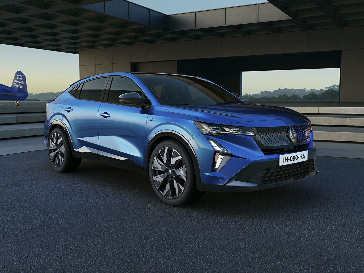 Motor: 1.2L E-Tech 200 HP Hibrit<br><br>Donanım: Esprit Alpine Otomatik – 2.883.000 TL<br><br>Rafale, sportif tasarımı ve yenilikçi hibrit motoruyla Renault’un amiral gemisi olarak konumlanıyor.<br><br>Ekstra Opsiyonlar:<br><br>Harman Kardon Ses Sistemi: 78.000 TL<br><br>Head up Display: 56.000 TL<br><br>Çift Renk Tavan: 21.000 TL