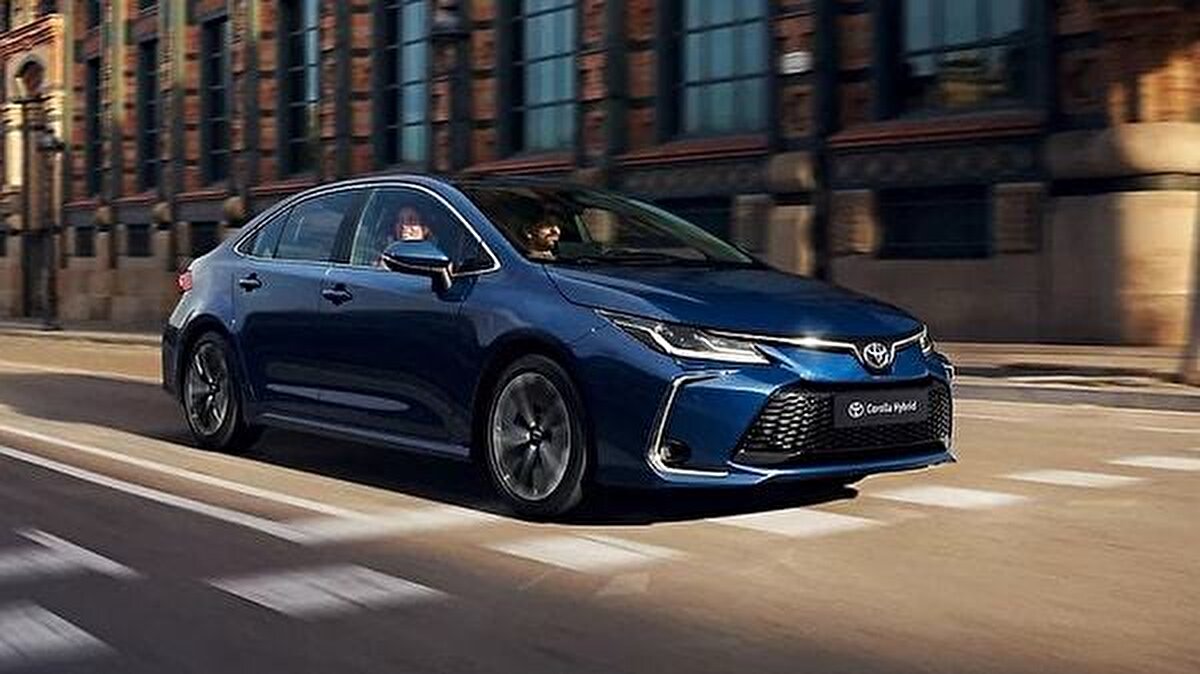 Sıfır otomobil almak isteyenler için Toyota, Temmuz 2025 kampanyalarıyla büyük bir fırsat sunuyor. Türkiye otomobil pazarında en çok tercih edilen markalardan biri olan Toyota, Corolla Sedan başta olmak üzere birçok modelinde önemli indirimlere ve cazip ödeme seçeneklerine imza attı. 1 Temmuz itibarıyla başlayan kampanyalar kapsamında, Toyota modellerinde aracın tamamına taksit imkanı sunuluyor. Ayrıca Corolla Sedan modelinde versiyona göre değişmekle birlikte 276.000 TL ile 360.000 TL arasında indirim uygulanıyor. Toyota’nın sıfır araç kampanyaları, 2025 model yılı otomobillerde geçerli olup, bireysel ve kurumsal müşterileri kapsayan avantajlı kredi seçenekleriyle birlikte geliyor. Hem sıfır araç sahibi olmak isteyen tüketiciler hem de ticari araç kullanıcıları için bu kampanya kaçırılmayacak nitelikte.