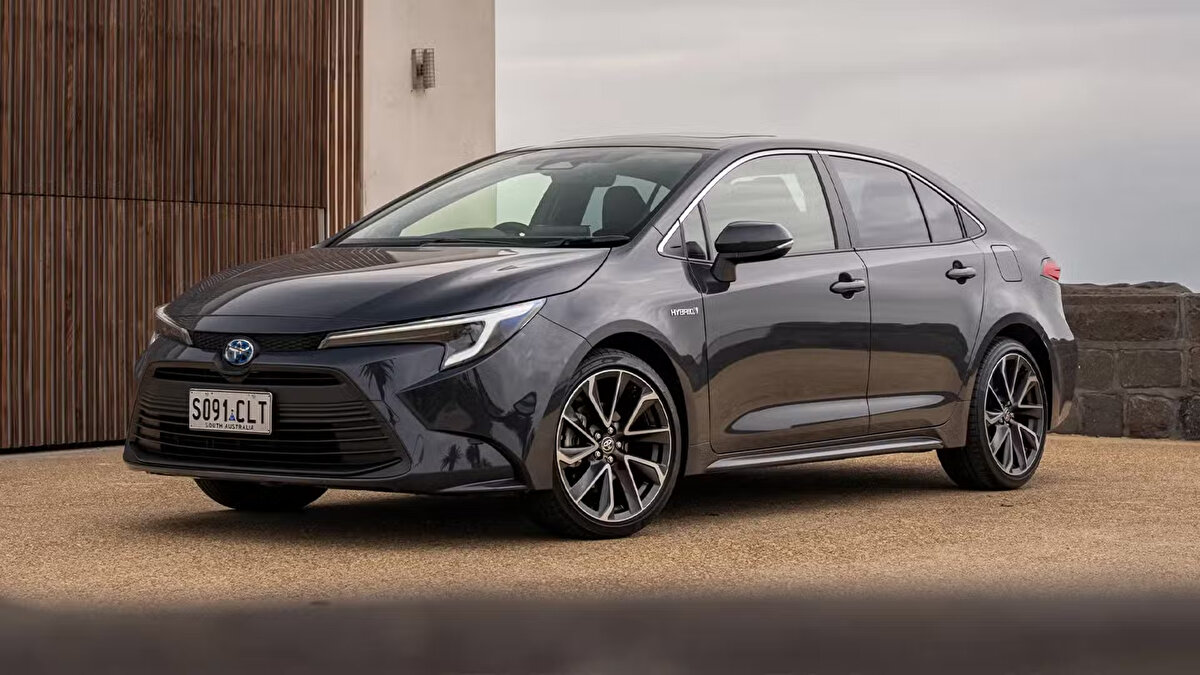Toyota Corolla Sedan 2025 modelinde dev indirim<br><br>Toyota’nın en çok ilgi gören modellerinden biri olan Corolla Sedan için açıklanan fiyat listesi, Temmuz kampanyasının ne denli avantajlı olduğunu gözler önüne seriyor. Corolla Sedan 2025 modeli, 5 farklı versiyonla satışta ve her biri için geçerli yüksek indirim oranları bulunuyor.<br><br>İndirim oranları versiyona göre değişiklik gösterirken, en yüksek indirim 360.000 TL ile 1.5 Vision Plus Multidrive S. versiyonunda sunuluyor. En az indirim ise 276.000 TL ile 1.5 Passion X-Pack Multidrive S. versiyonunda uygulanıyor.