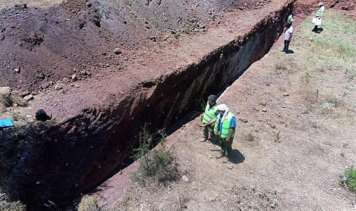 İkinci derece riskli bölgeler de tehlike altında<br><br>Birinci derece kadar olmasa da ciddi risk taşıyan iller arasında ise şunlar bulunuyor:<br>Tekirdağ, İstanbul’un bazı bölgeleri, Bitlis, Kahramanmaraş, Van, Adıyaman, Şırnak, Zonguldak, Afyon, Samsun, Antalya, Erzurum, Kars, Ardahan, Batman, Elazığ, Diyarbakır, Adana, Malatya ve daha birçok il, ikinci derece deprem riski altında bulunuyor.