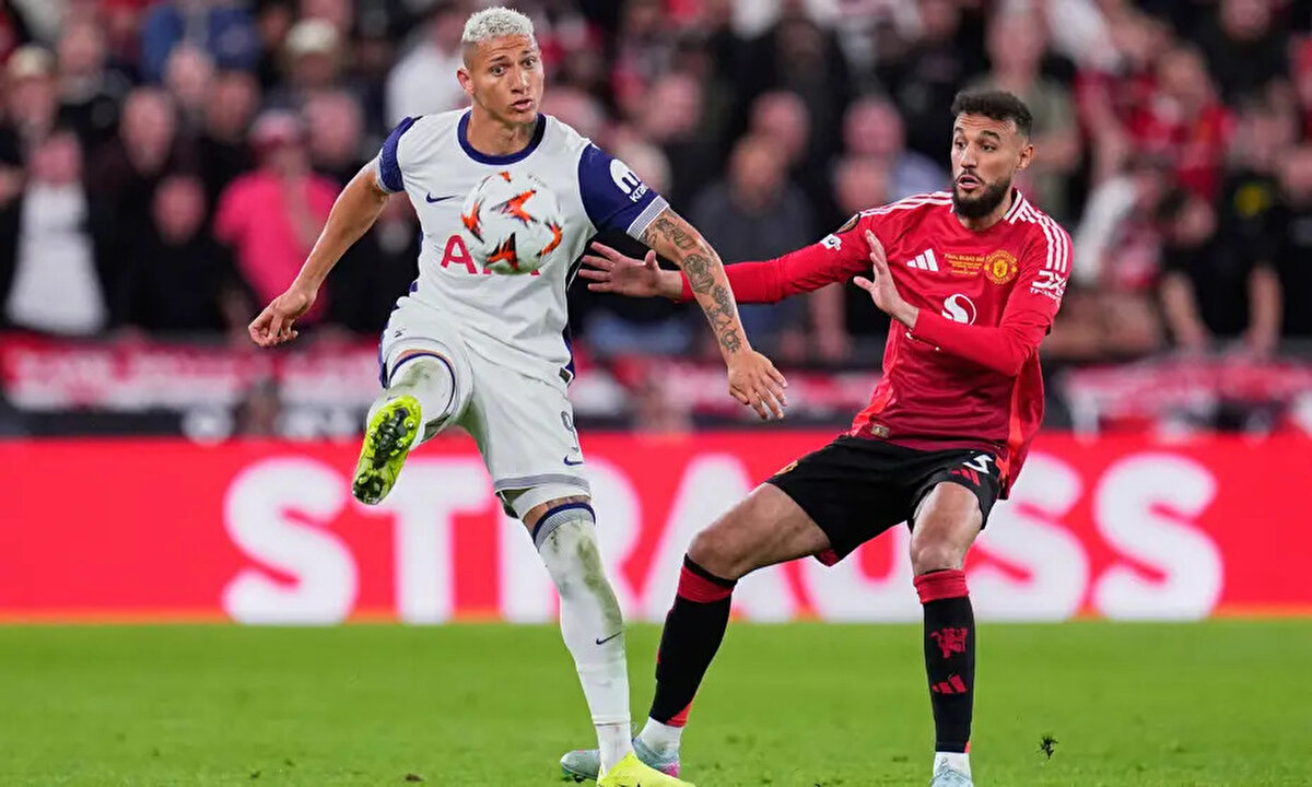 Haberde Osimhen'in Galatasaray'a transfer ihtimalinin düşmesi nedeniyle sarı kırmızılıların Brezilyalı oyuncu için girişimde bulunduğu iddia edildi.<br>