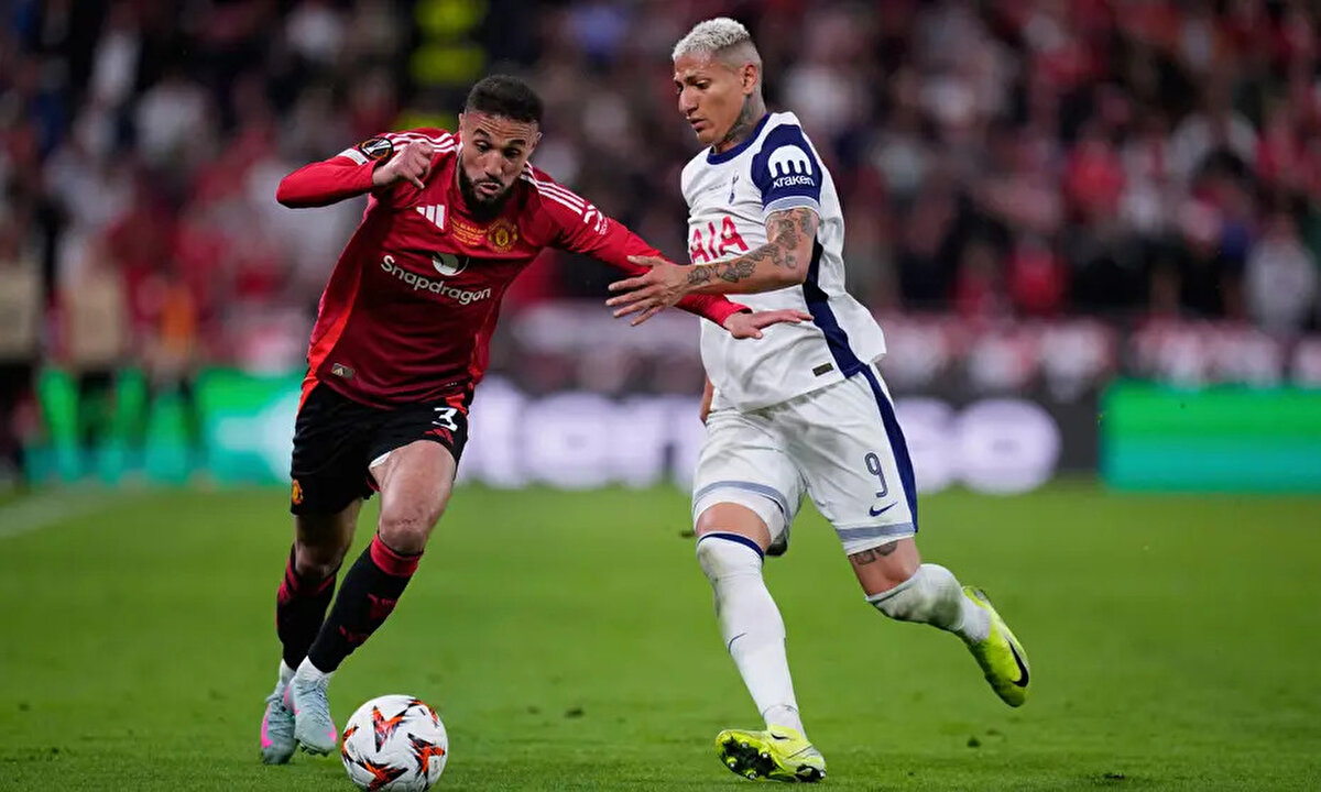 Galatasaray, oyuncuyu kiralamak isterken, Tottenham'ın bonservisiyle göndermek istediği bilgisi haberde yer aldı.<br>