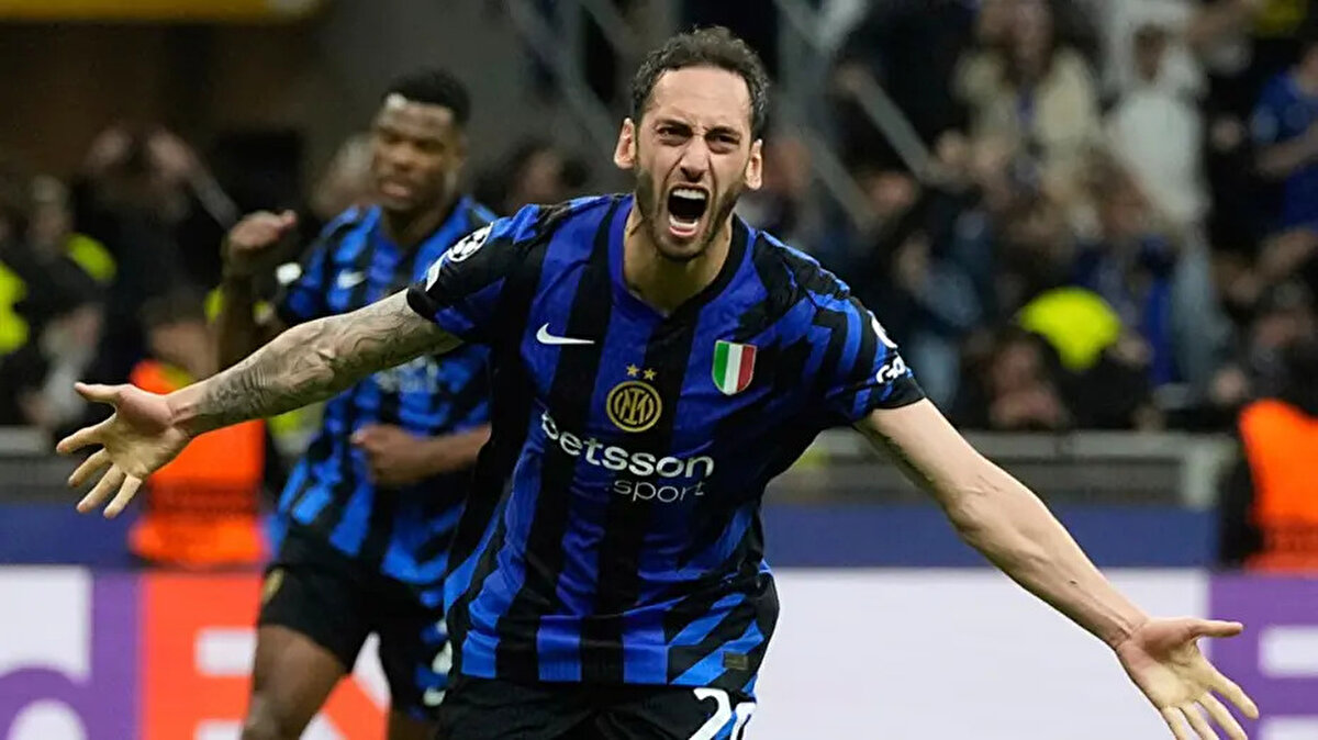 Inter, 2 yıl daha sözleşmesi bulunan Hakan Çalhanoğlu için 30 milyon euro bonservis talep ediyor.<br>