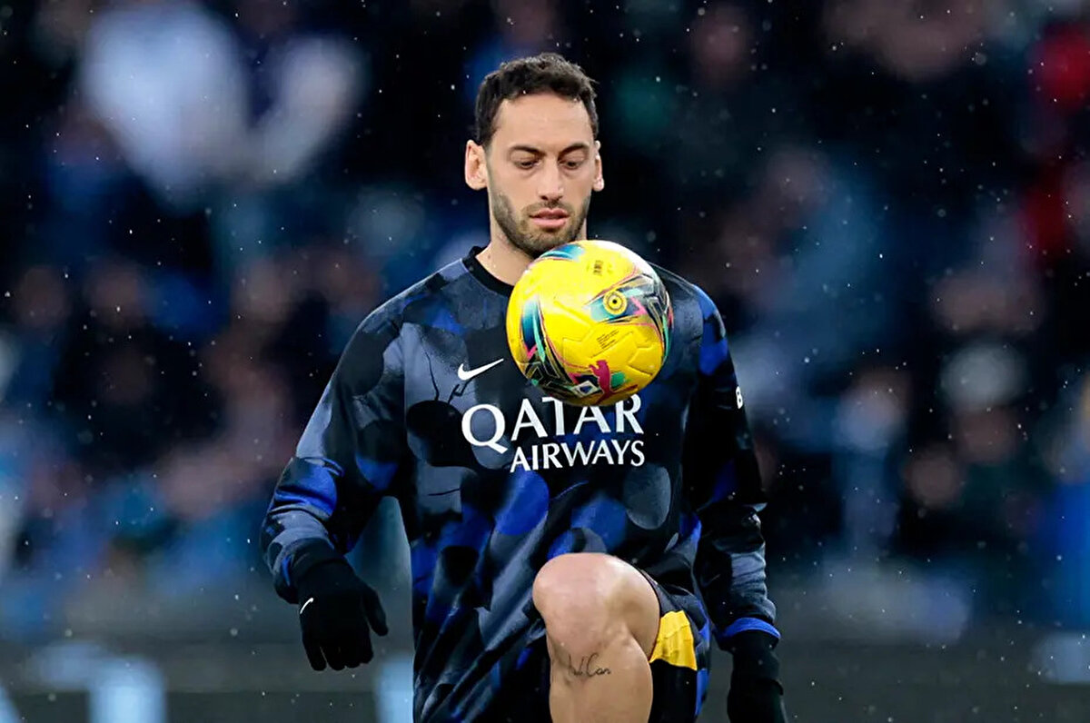 Sabah'ta yer alan haberde, Galatasaray'ın yaşananlar sonrası yeni bir karar alarak Hakan Çalhanoğlu'nun transferi için süreci hızlandırdığı belirtildi. <br>