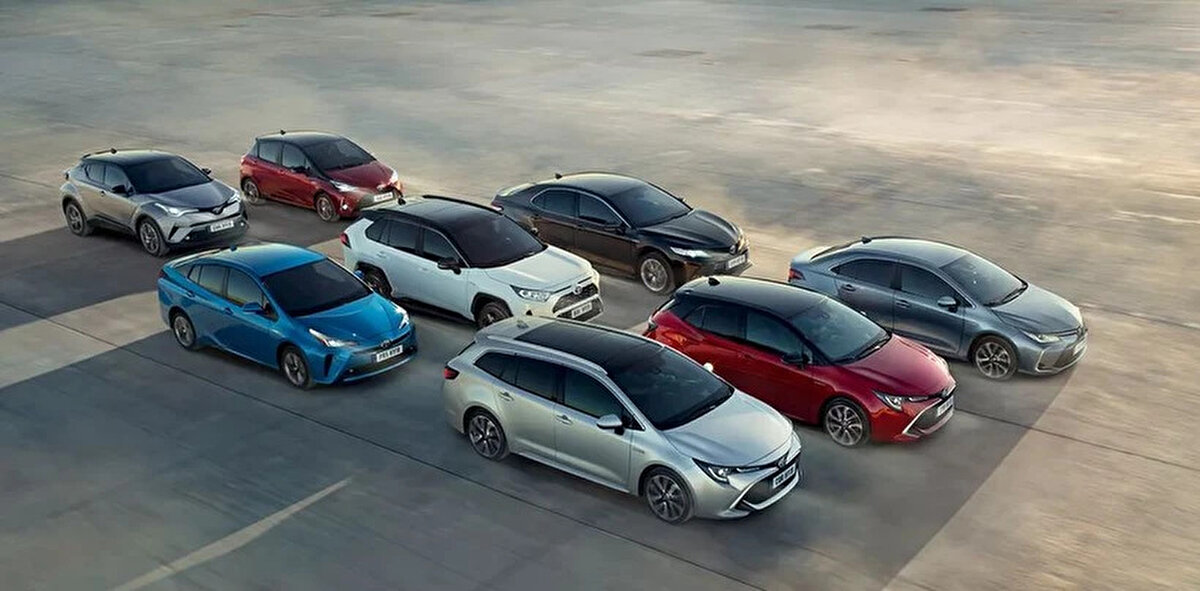 Benzin ve motorin fiyatlarının 50 TL’ye yaklaşması, araç sahiplerini daha az yakan modelleri araştırmaya yöneltti. Özellikle 3 Temmuz’da beklenen ÖTV zammı öncesi “en ekonomik otomobil hangisi?” sorusu gündemdeki yerini aldı. Bu noktada hibrit otomobiller, düşük yakıt tüketimi ve çevreci yapılarıyla ön plana çıkıyor. 2025 yılına özel hazırlanan "en az yakan 10 hibrit araç" listesi, hem tasarrufu hem sürdürülebilirliği ön planda tutan sürücüler için rehber niteliğinde. Mazda 2 Hybrid’den Toyota Yaris’e kadar uzanan bu liste, 1 litre yakıtla alınabilecek maksimum mesafeye göre sıralandı. İşte cebinizi ve doğayı düşünen o modeller...