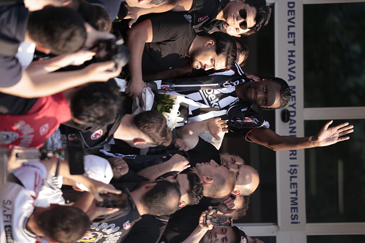 Sol beke David Jurasek, forvette ise Tammy Abraham'ı kadrosuna katan siyah beyazlılarda yeni bir gelişme yaşanıyor.