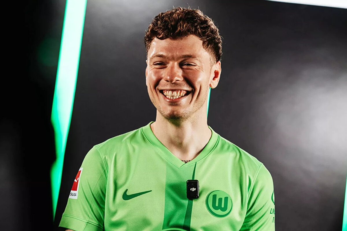 Geçen sezonun devre arasında Club Brugge'dan 14 milyon Euro karşılığında Alman ekibine imza atan yıldız futbolcu yüksek top tekniği ile dikkatleri çekiyor.