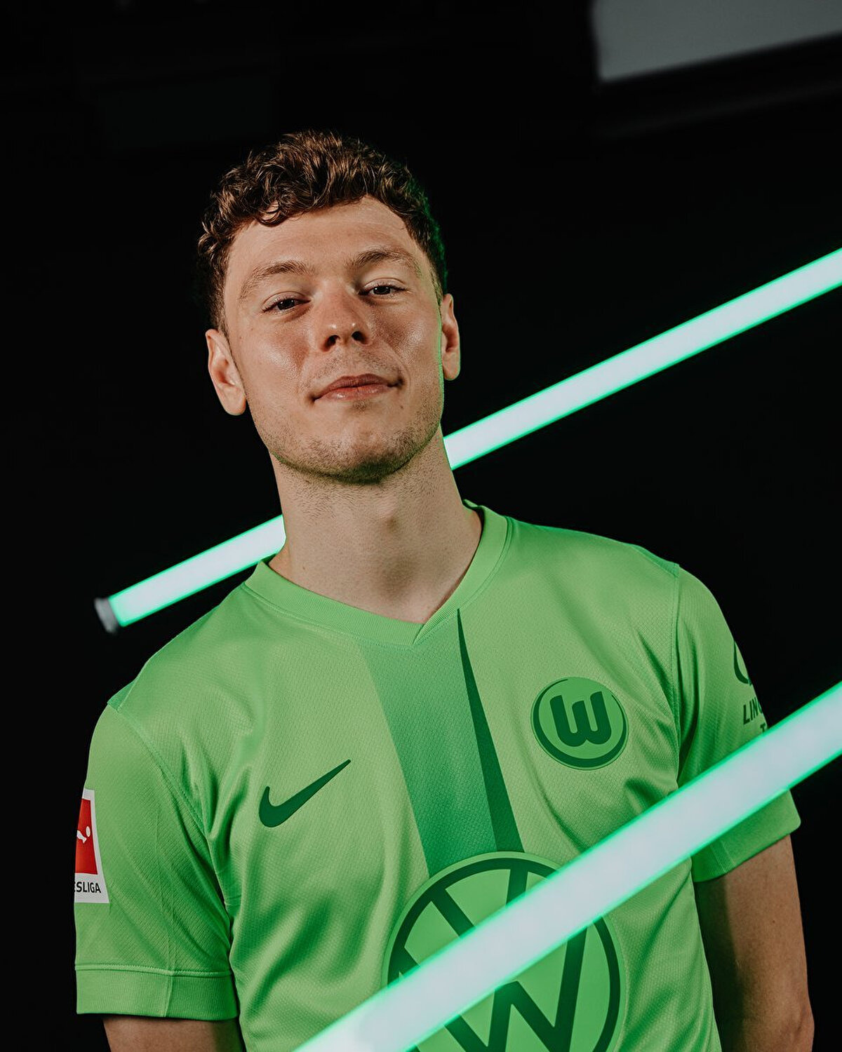 Geçen sezon Wolfsburg formasıyla çıktığı 13 maçta 1 gol atan Danimarkalı futbolcunun Bundesliga ekibiyle 2029'a kadar kontratı bulunuyor.<br><br>