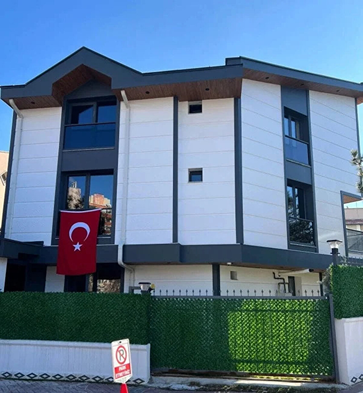 Edinilen bilgilere göre, Kılıçdaroğlu’nun genel başkanlıktan ayrılmasının ardından görüşmelerini sürdürdüğü bu adres, hem parti kurmayları hem de kamuoyunun dikkatini çeken bir noktadaydı.