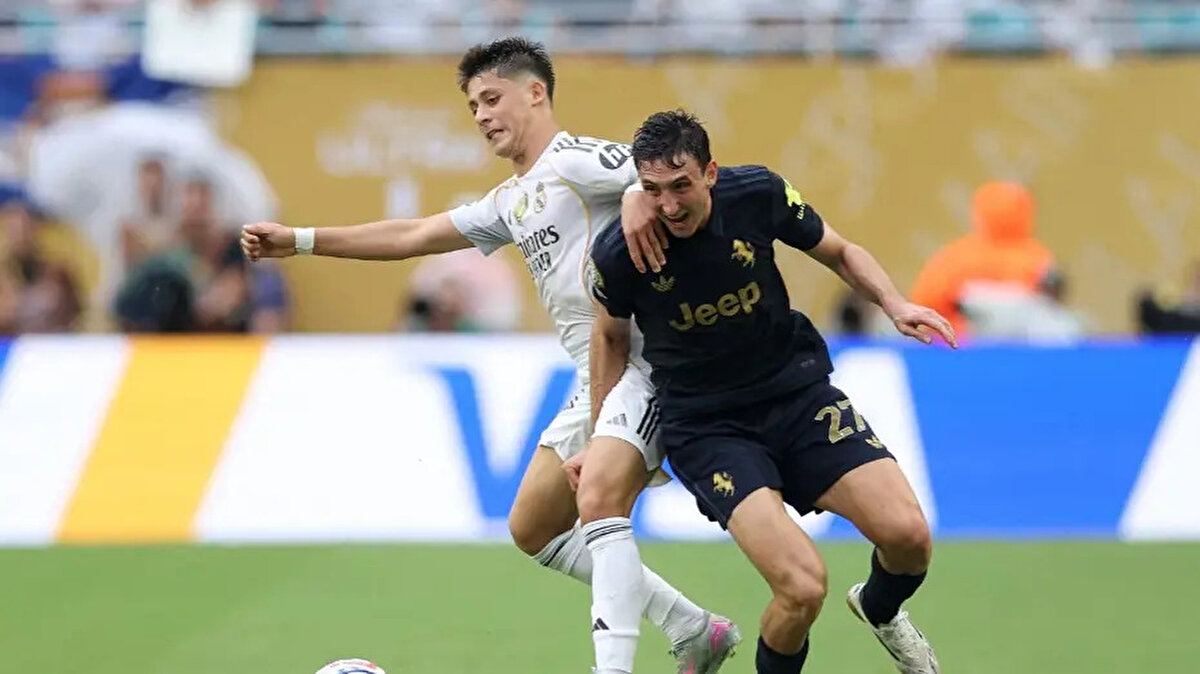Real Madrid, FIFA Kulüpler Dünya Kupası'nda Juventus'u 1-0 mağlup etti ve adını çeyrek finale yazdırdı. Karşılaşmaya ilk 11'de başlayan ve etkili bir görüntü çizen Arda Güler'in Jude Bellingham'la tartışması ise gündem oldu.<br>