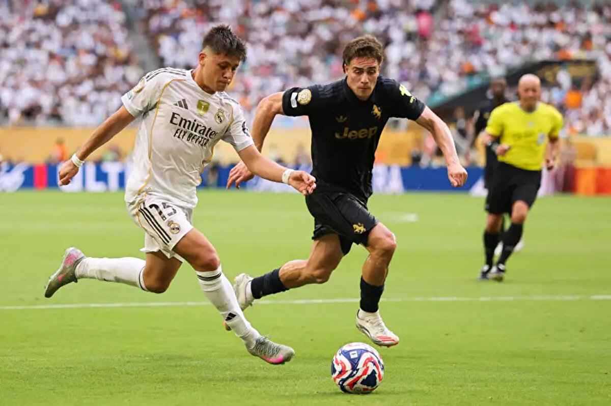 Saha içindeki pozisyonu anlatan Arda Güler, ellerini iki yana sallayıp Bellingham'a tepki gösterdi.<br>