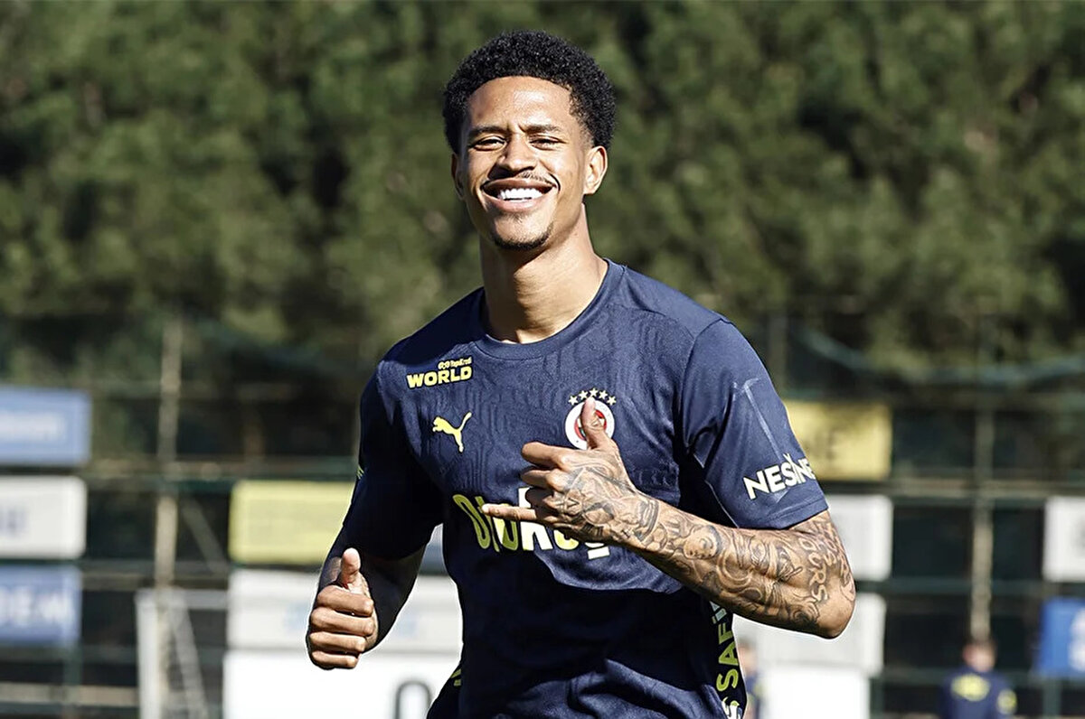 24 yaşındaki futbolcu Fenerbahçe formasıyla toplam 62 maça çıktı ve bu karşılaşmalarda 2 gollük skor katkısı verdi.<br>