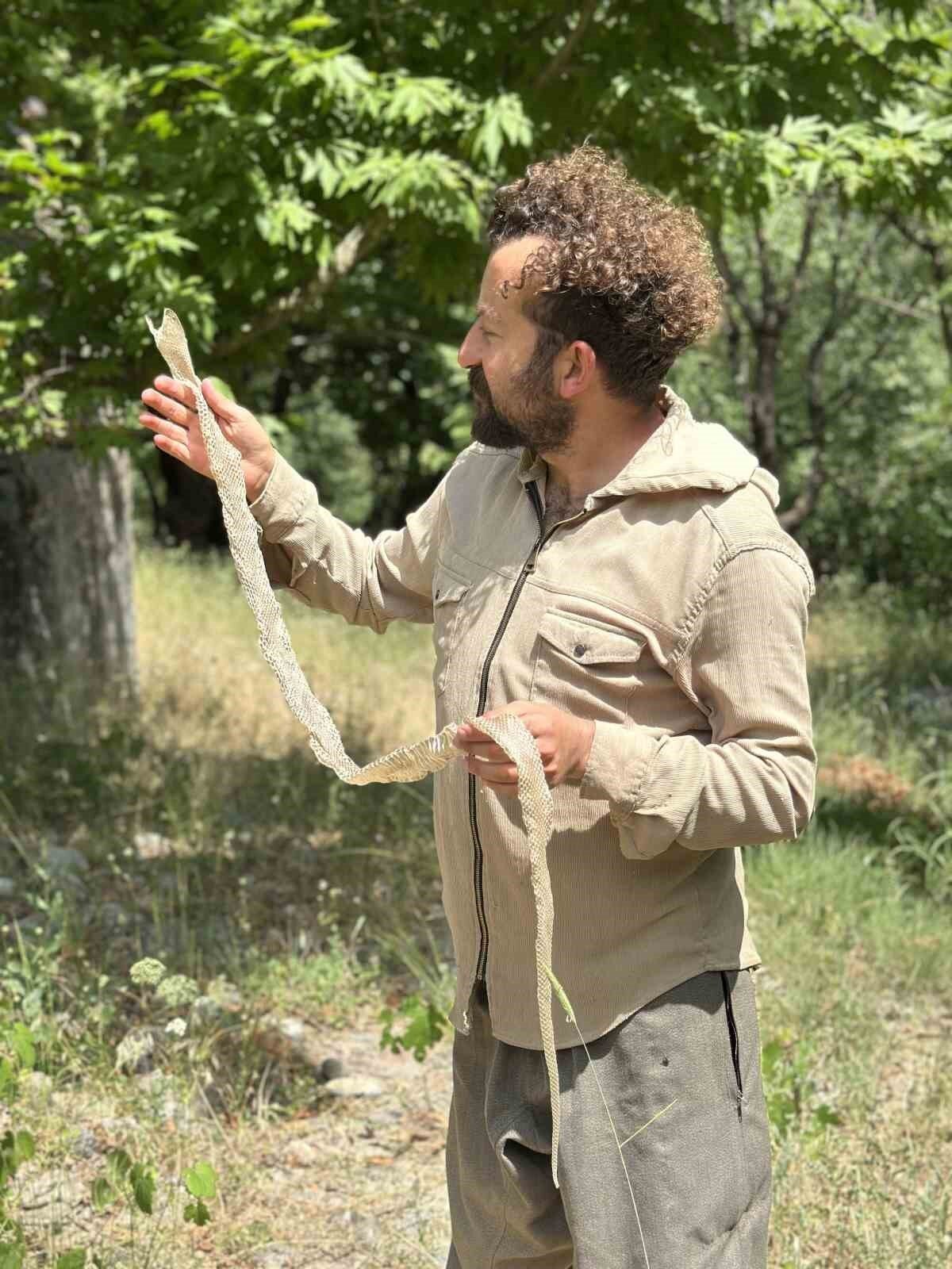 Her hafta olduğu gibi Hakkari ve ilçelerinin tanıtımına katkı sağlayan öğretmen Ümit Bartın, bu hafta Irak sınırında bulunan Dağlıca köyünü gezdi. Bölgenin zorlu ve eşsiz doğasında yürüyüş yaptığı sırada dikkat çekici bir bulguya imza attı.