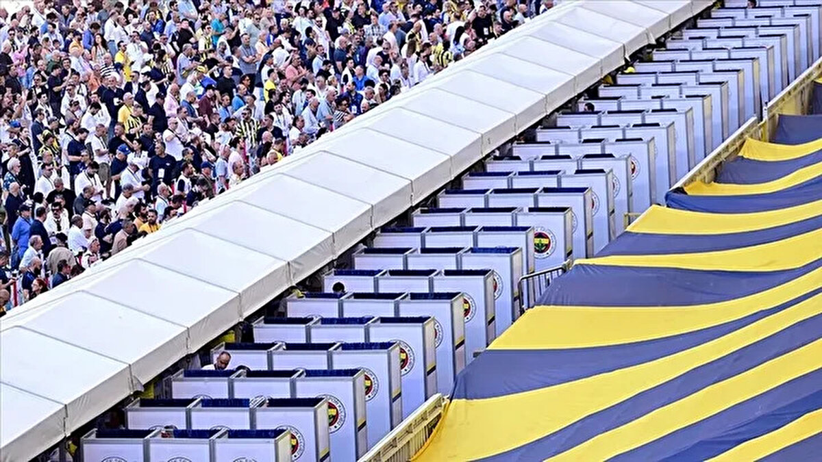 Fenerbahçe'de olağanüstü kongreyle ilgili sıcak saatler yaşanıyor.<br>