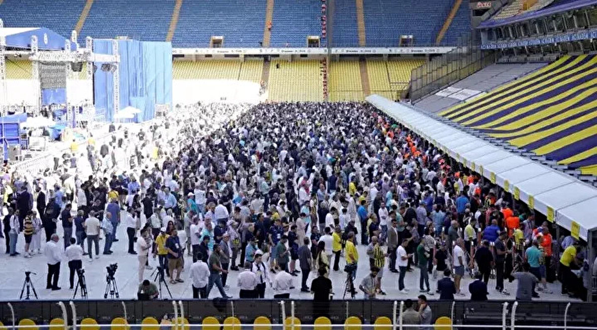 Fenerbahçe Tüzüğü'ne göre aidatını ödeyen 44 bin kongre üyesinin 5'te 1'inin imzası gerekiyor. Yani bu rakam 8 bin 800.<br>