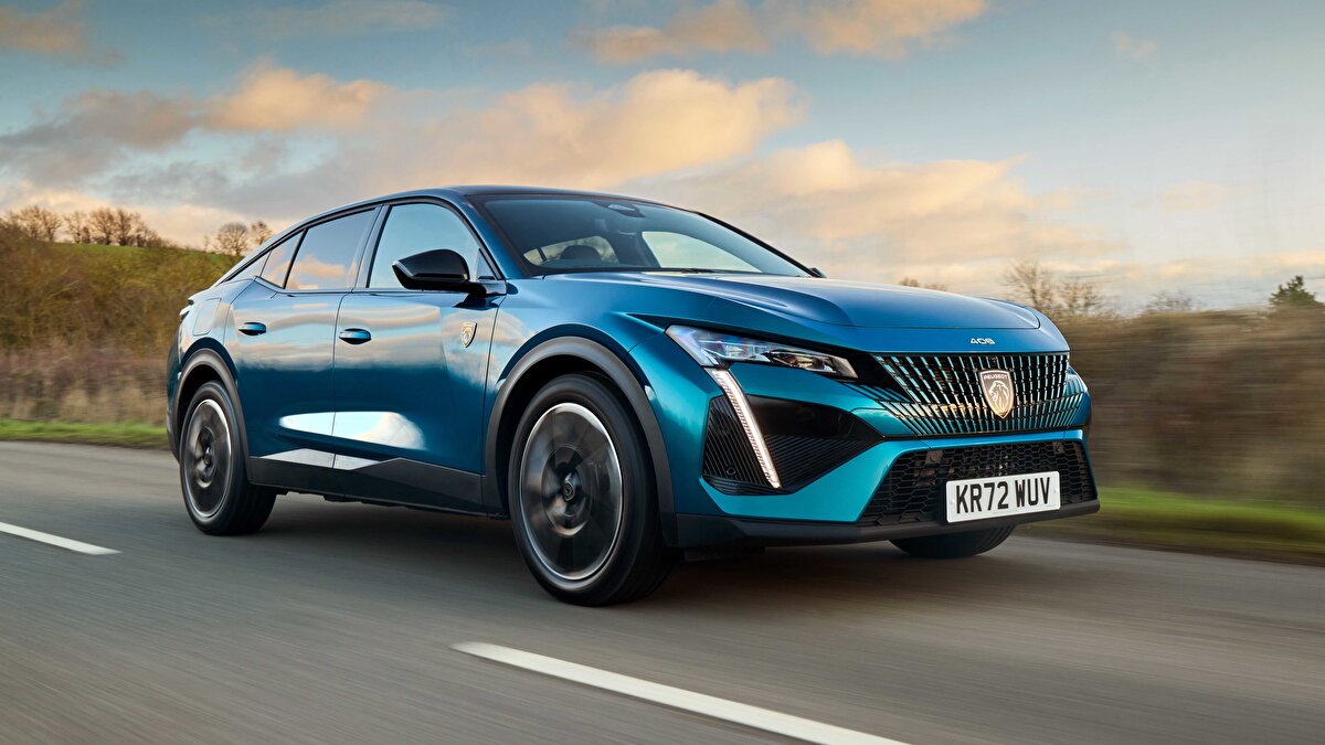2025 Temmuz ayı itibarıyla Peugeot fiyat listesi güncellendi. Markanın Türkiye distribütörü tarafından yayımlanan yeni listeye göre Peugeot’un SUV, sedan ve elektrikli otomobillerinde dikkat çeken fiyat artışları yaşandı. Peugeot 2008, 408, 3008 ve 5008 gibi çok satan benzinli ve hibrit modellerde 80 bin TL ile 120 bin TL arasında fiyat artışı gözlemlenirken, tam elektrikli E-208, E-308 ve E-2008 modellerinde herhangi bir fiyat değişikliği yapılmadı. Ancak yeni nesil elektrikli SUV'lar olan E-3008 ve E-5008 modellerinde zamlı fiyatlar göze çarpıyor. 1 Temmuz itibarıyla geçerli olan bu fiyat listesi, sıfır araç almayı düşünenler için önemli bir referans niteliğinde. İşte Peugeot Temmuz 2025 fiyat listesi, zam gelen modeller...