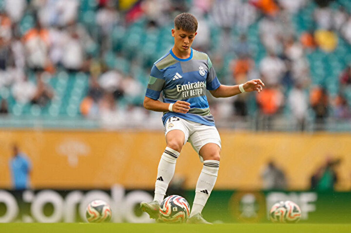 <br>Takımın en çok topla buluşan futbolcusu: (100)<br>Takımın en çok ikili mücadeleye giren futbolcusu. 