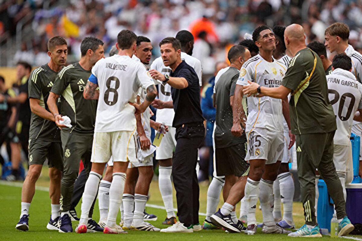TSİ 22.00’de başlayan mücadelede Polonya Futbol Federasyonu’ndan Szymon Marciniak düdük çaldı. Szymon Marciniak’ın yardımcılıklarını ise Tomasz Listkiewicz ile Adam Kupsik üstlendi.<br>