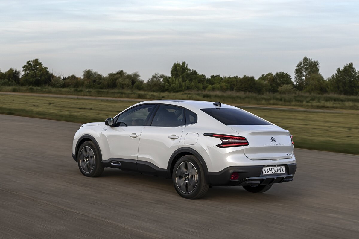 11. Citroen E-C4X - 694