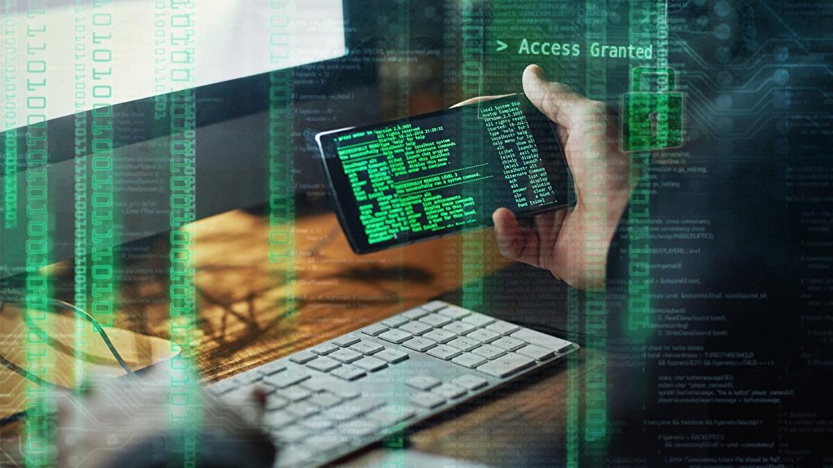 💡 Ekran kendi kendine açılıyorsa…<br><br>Telefonunuzun ekranı kullanılmadığı halde kendiliğinden aktifleşiyorsa, bu durum izleme yazılımı yüklendiğine işaret edebilir.