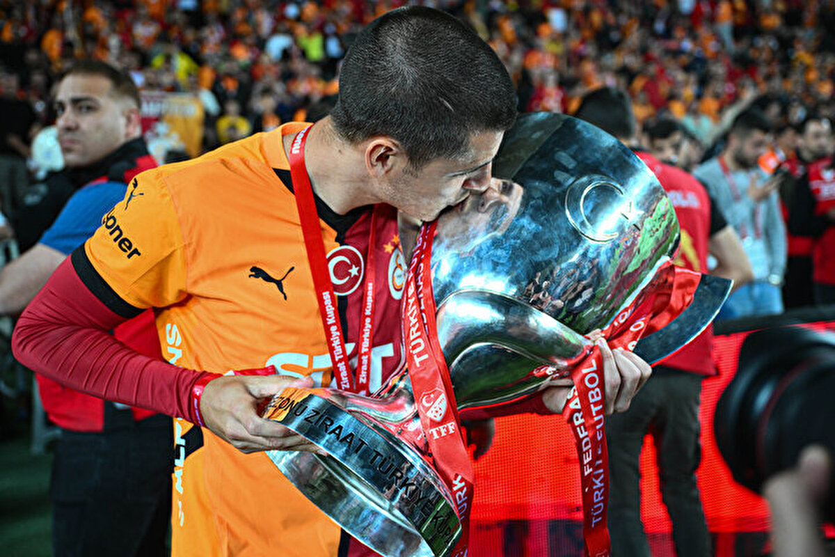 Sarı kırmızılılarda diğer yandan forvet hattının da oldukça güçlü olması hedefleniyor. Bu doğrultuda Victor Osimhen'in takımda kalması için büyük çaba gösteriliyor.<br>