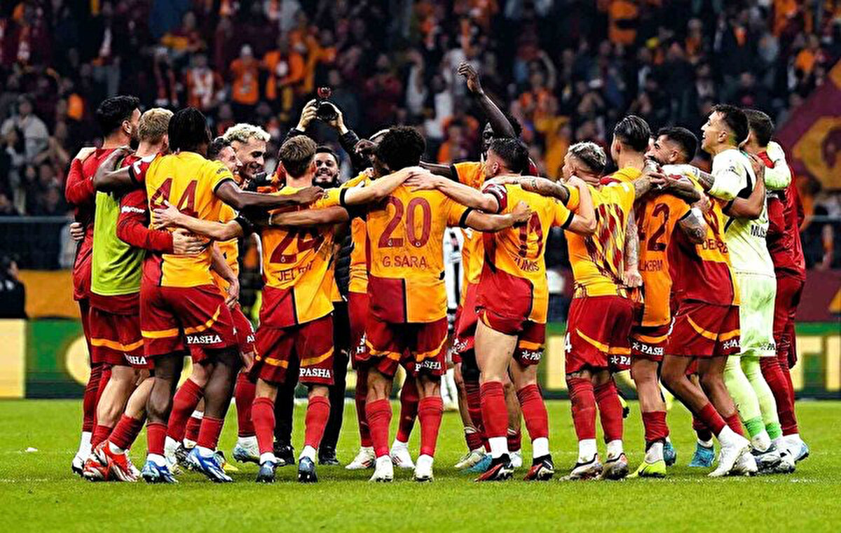 Galatasaray geçen sezon büyük bir başarıya imza attı ve sezonu çifte kupayla tamamladı.<br>