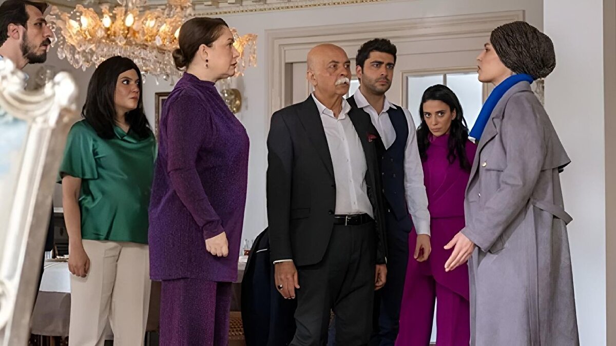 Başrollerini Barış Kılıç, Evrim Alasya, Ahmet Mümtaz Taylan, Sıla Türkoğlu ile Doğukan Güngör’ün paylaştığı Kızılcık Şerbeti dizisinde hayat verdiği 'Çimen' karakteriyle hafızalara kazınan Selin Türkmen fenomen diziden rolü bittiği için ayrılmıştı.