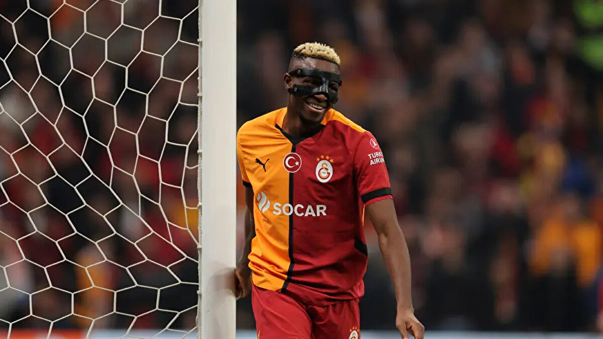 Victor Osimhen transferine de değinen Levent Nazifoğlu, "Osimhen'i taraftar olarak istiyorum ama maliyetlerini karşılamak çok zor gözüküyor. Şampiyonlar Ligi'nde peşin olarak televizyon geliriyle birlikte 35 milyon euro alacaksınız ama Osimhen'in sadece tüm hakları 65 milyon euro" ifadelerini kullandı.<br>