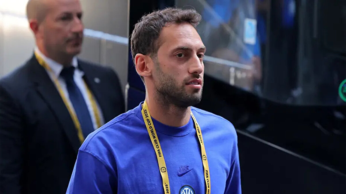 Radyospor'da Özgür Sancar'a konuşan Levent Nazifoğlu, Hakan Çalhanoğlu'nun Galatasaray'a transferine ihtimal vermedi. Nazifoğlu, "Hakan Çalhanoğlu'nun Galatasaray'a gelme ihtimalinin olduğunu düşünmüyorum" dedi.<br>