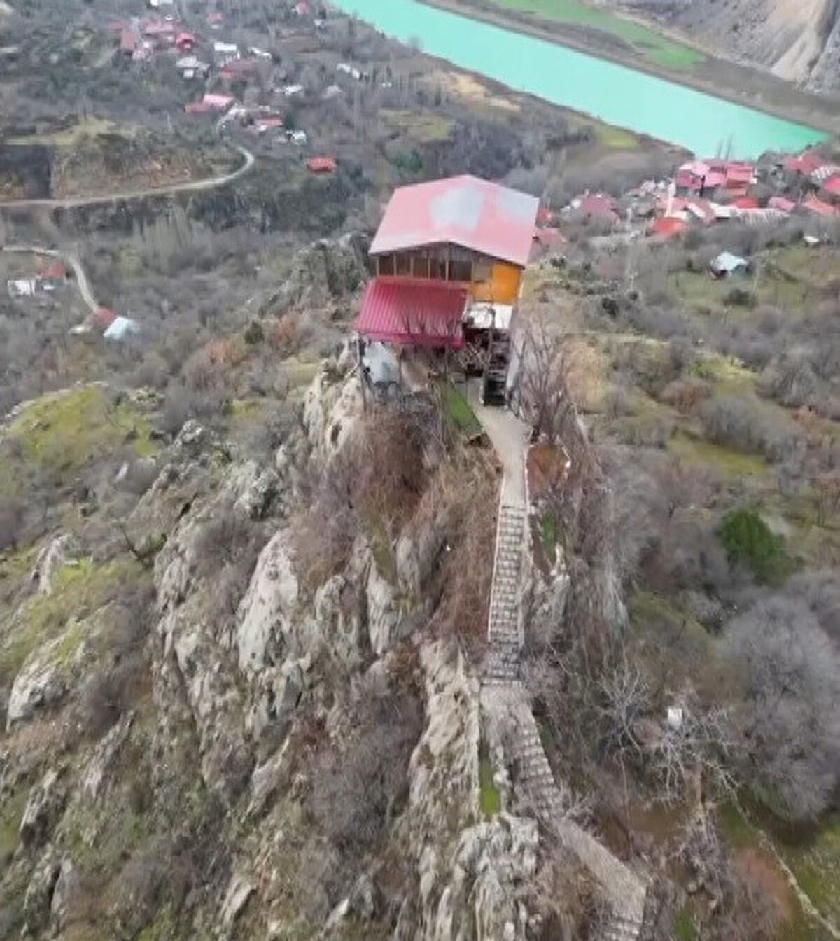Sakin şehir anlamına gelen cittaslow ağına alınan Erzincan’ın Kemaliye ilçesi, dünyadaki ilk 5 derin kanyon arasında yer alan Karanlık Kanyonuyla, "Tehlikeli Yollar" kategorisinde bulunan, sert kayaların içinden oyularak inşa edilmiş doğal güzelliğe ve estetiğe sahip Taş Yoluyla, Türk kültür tarihi açısından önemli bilgiler içeren ilçe merkezine 4-5 kilometre uzaklıktaki Dilli Vadisiyle ve daha pek çok doğal güzellikleriyle, Erzincan’ın mutlaka görülmesi gereken yerlerinden biri olarak gösteriliyor.