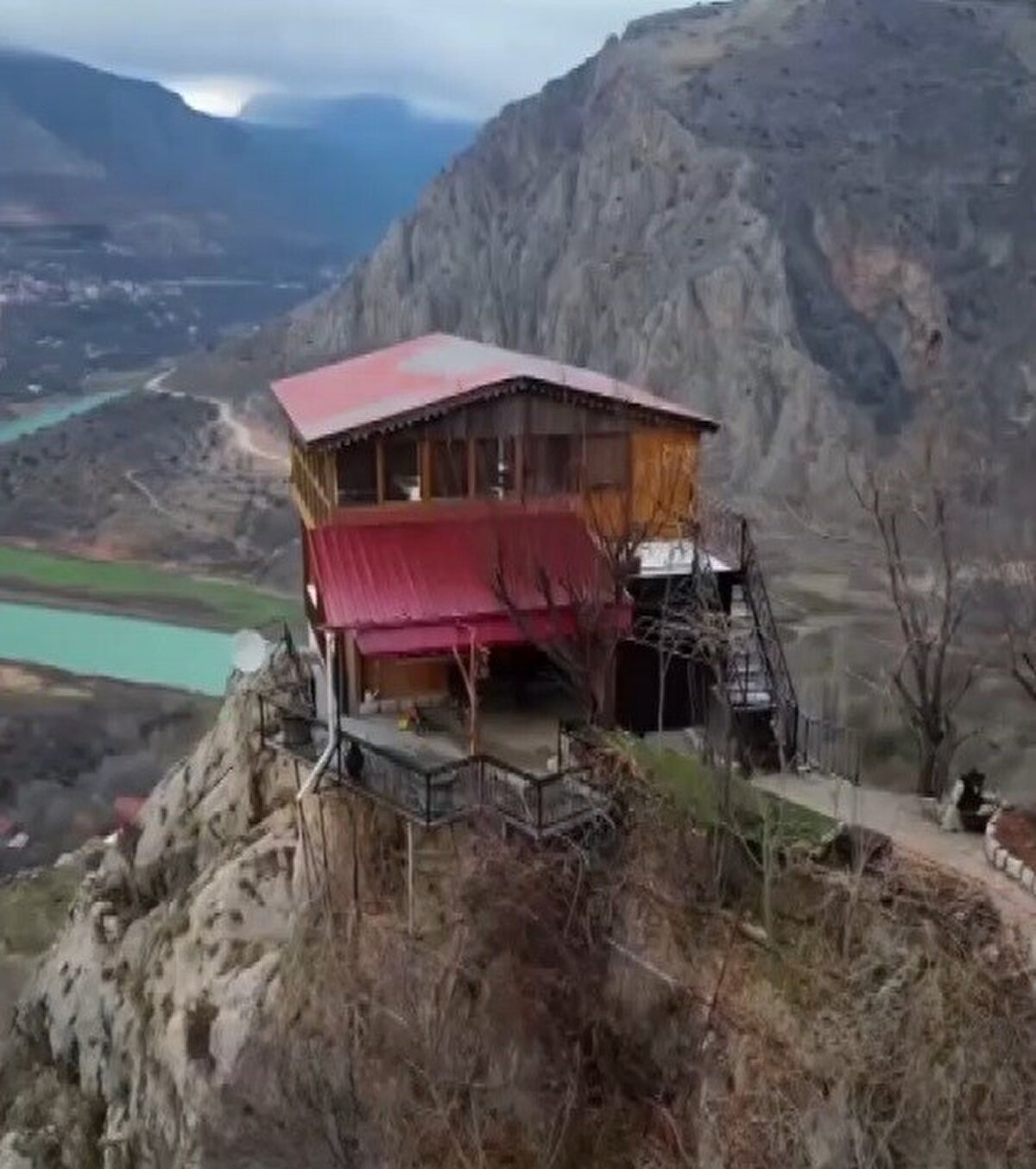 Adrenalin dolu doğa sporlarıyla tanınan ilçenin taş yolunda motor tutkunları sürüş yaparken aynı zamanda karanlık kanyonda rafting, kano, su kayağı ve zipline gibi birçok sportif aktivite gerçekleştiriliyor.<br>Erzincan’a 194 kilometre uzaklıkta; doğusunda Tunceli, batısında Sivas, güneyinde Malatya ve Elazığ bulunan Kemaliye, özellikle yaz aylarında ziyaretçi akınına uğruyor. 5 bin nüfuslu ilçeyi yaz aylarında yerli ve yabancı olmak üzere 50 bine yakın turist ziyaret ediyor.