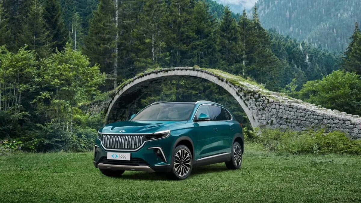TOGG T10X SUV OTOMOBİL FİYAT LİSTESİ<br><br>T10X SUV otomobil modelinde faizsiz taksit imkanı olduğu açıklandı. Ancak araç fiyatının sadece bir kısmını karşılıyor. Peki, T10X SUV otomobil modelinin güncel fiyat listesi ne durumda?<br><br>Aşağıda 03 Temmuz 2025 tarihli T10X SUV otomobil fiyat listesi yer alıyor.<br><br>Versiyonu: V1 RWD Standart Menzil. Fiyatı: 1.440.000 TL.<br><br>Versiyonu: V1 RWD Uzun Menzil. Fiyatı: 1.680.000 TL.<br><br>Versiyonu: V2 RWD Uzun Menzil. Fiyatı: 1.830.000 TL.