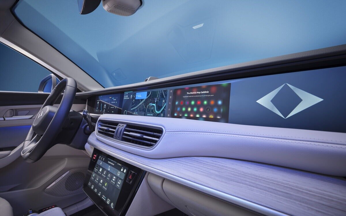 Opsiyon: 19 İnç Jantlar. Versiyon: V1. Opsiyon Fiyatı: 30.000 TL.<br><br>Opsiyon: Teknoloji ve Konfor Paketi. Versiyon: V1. Opsiyon Fiyatı: 35.000 TL.<br><br>Opsiyon: Kış Paketi. Versiyon: V2. Opsiyon Fiyatı: 20.000 TL.<br><br>Opsiyon: Akıllı Destek Paketi. Versiyon: V2. Opsiyon Fiyatı: 20.000 TL.<br><br>Opsiyon: 22 kW AC Şarj Kapasitesi. Versiyon: V1, V2. Opsiyon Fiyatı: 30.000 TL.<br><br>Opsiyon: Panoramik Cam Tavan. Versiyon: V1, V2. Opsiyon Fiyatı: 50.000 TL.<br><br>Opsiyon: Meridian Premium Ses Sistemi. Versiyon: V2. Opsiyon Fiyatı: 50.000 TL.